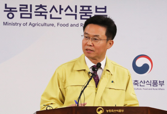 이재욱 농림축산식품부 차관이 13일 오전 세종시 정부세종청사에서 구제역 NSP(감염항체) 추가발생 관련 방역대책 브리핑을 하고 있다. 연합뉴스